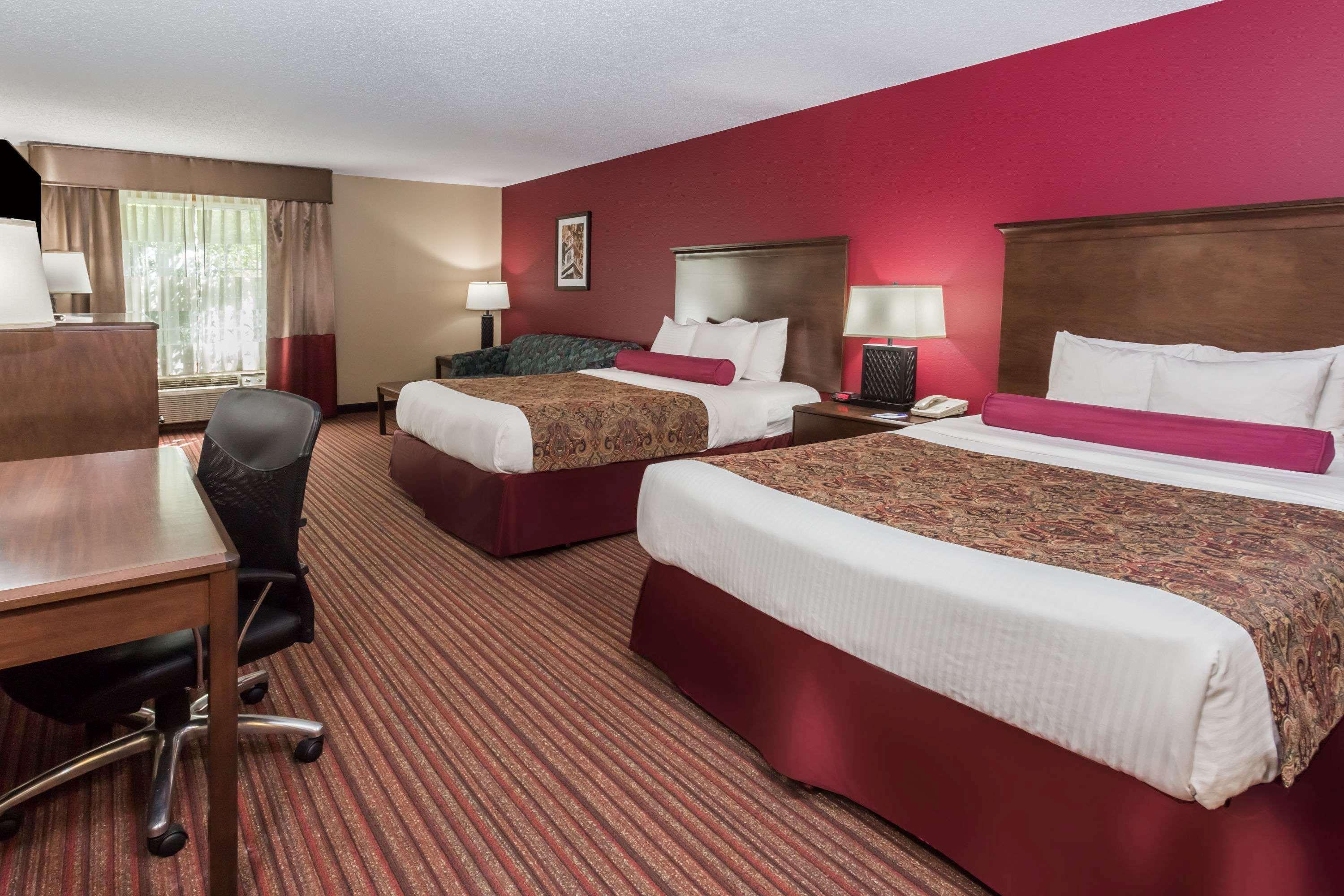 Baymont By Wyndham Mequon Milwaukee Area Hotel Exterior photo