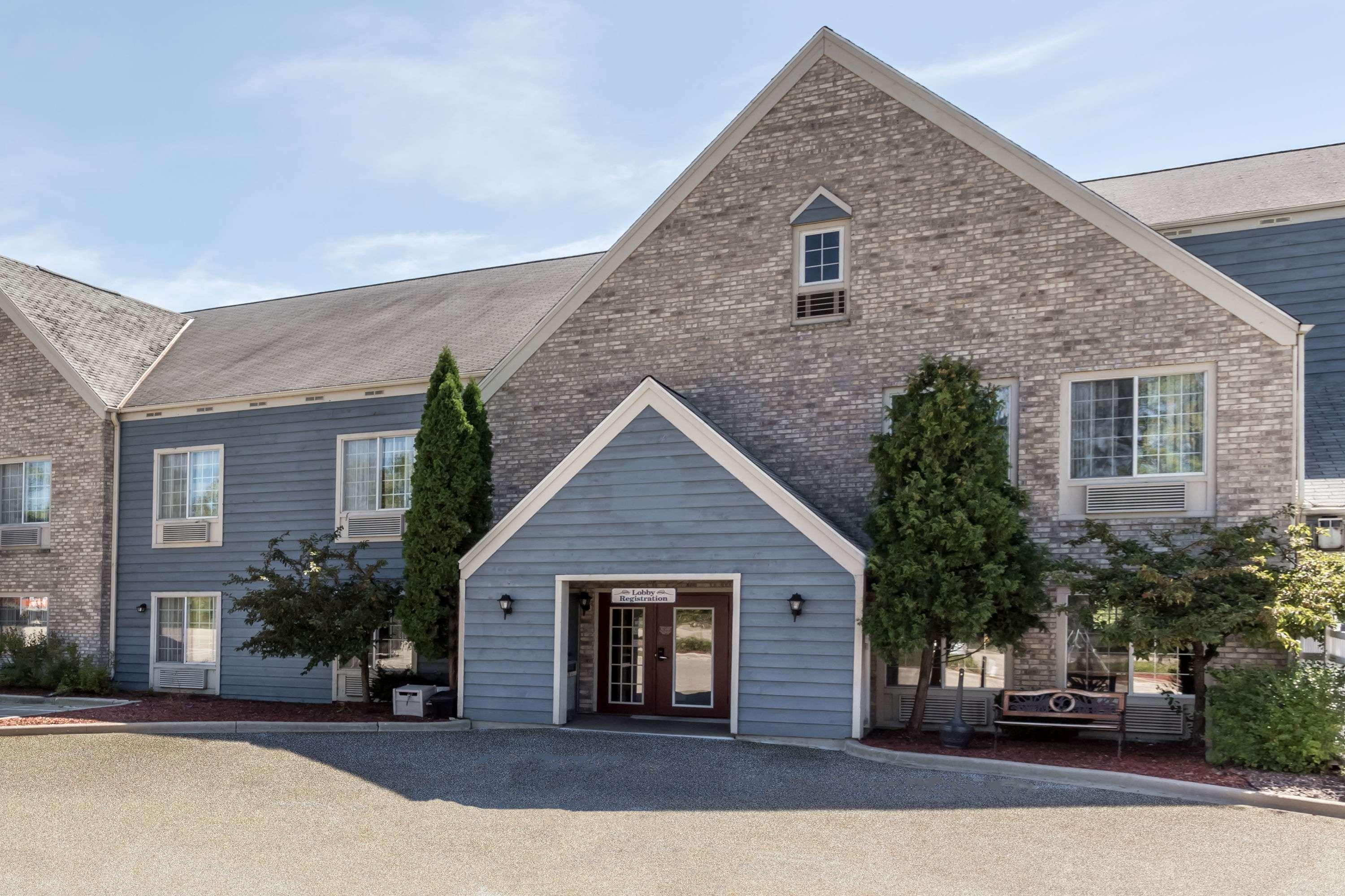 Baymont By Wyndham Mequon Milwaukee Area Hotel Exterior photo