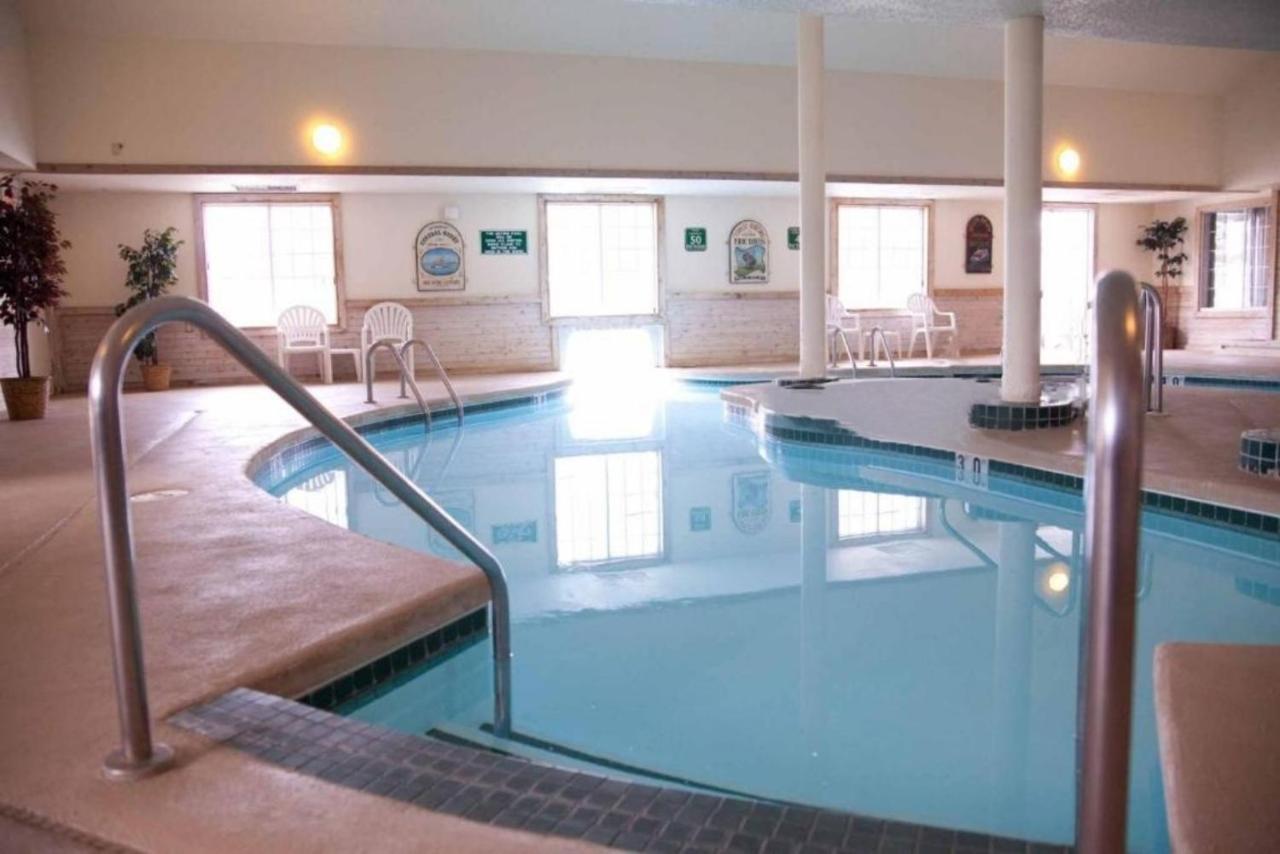 Baymont By Wyndham Mequon Milwaukee Area Hotel Exterior photo