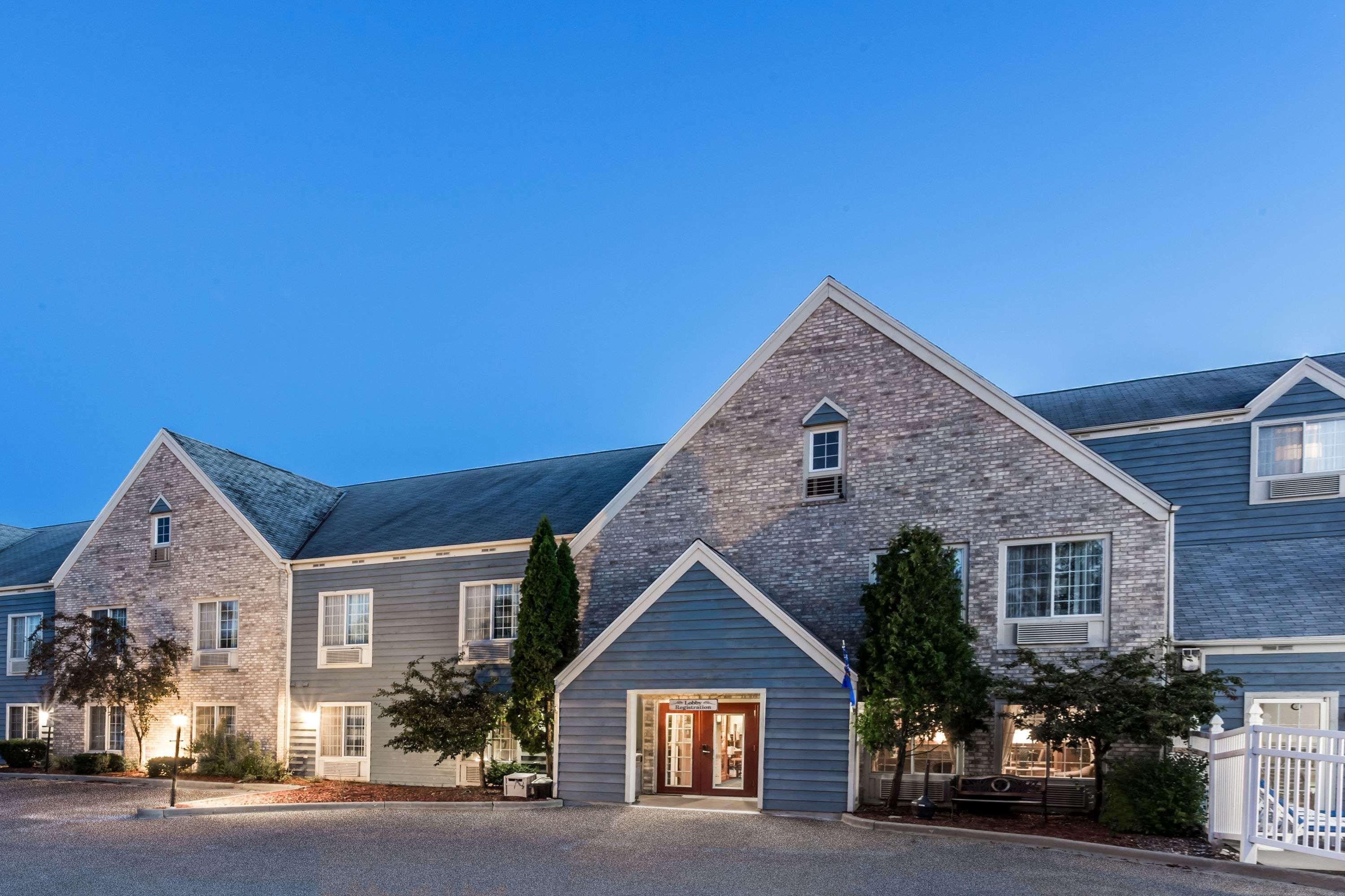Baymont By Wyndham Mequon Milwaukee Area Hotel Exterior photo