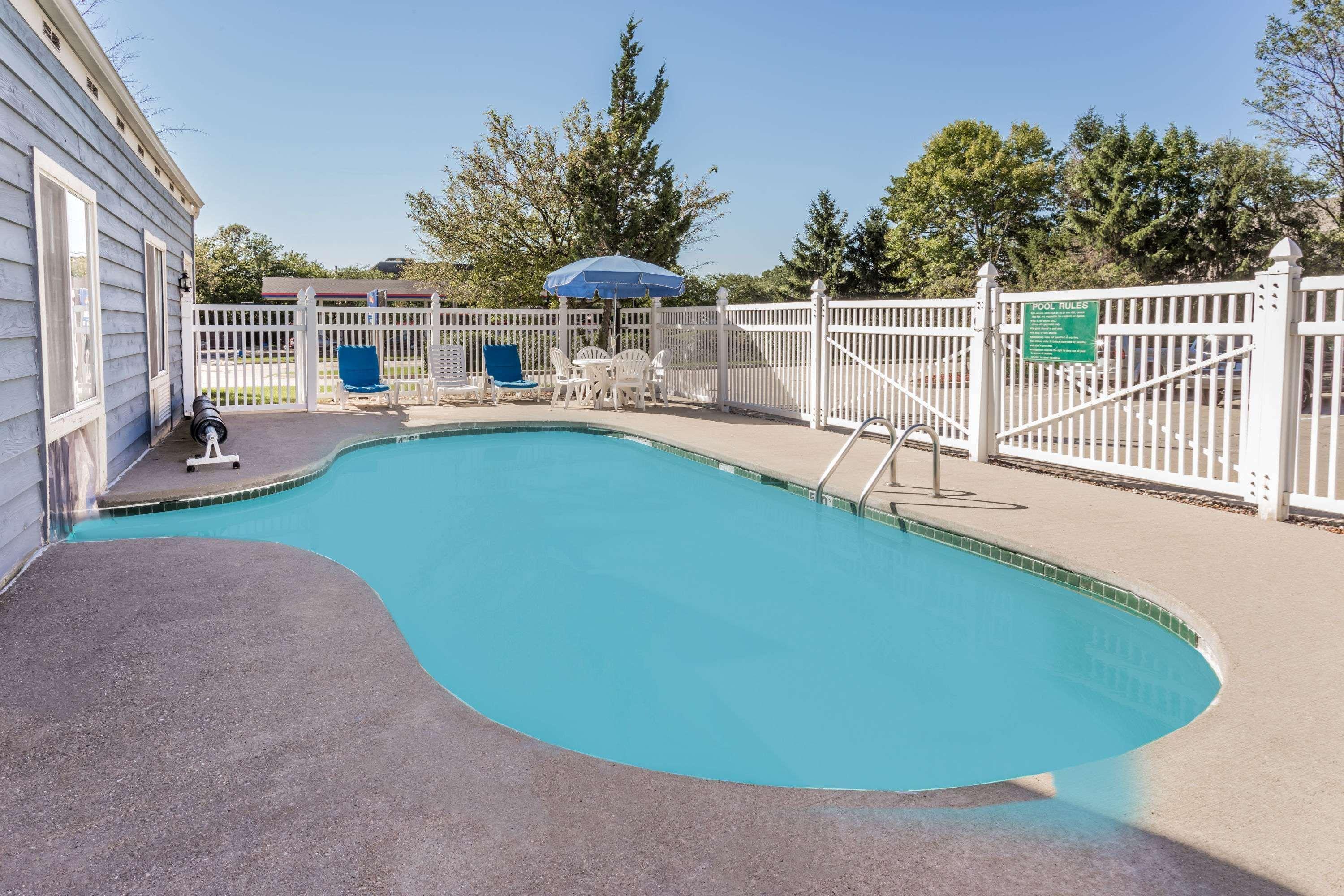 Baymont By Wyndham Mequon Milwaukee Area Hotel Exterior photo
